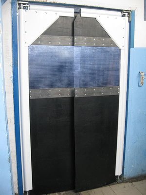 Двери маятниковые гибкие из ПВХ пленки двухстворчатые 2200x1300мм swingdoor-06 фото